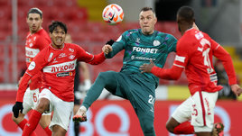 Футболисты Алексис Дуарте и Артем Дзюба в матче РПЛ «Спартак» — «Акрон» (4:0) 10 ноября 2024 года. Москва.