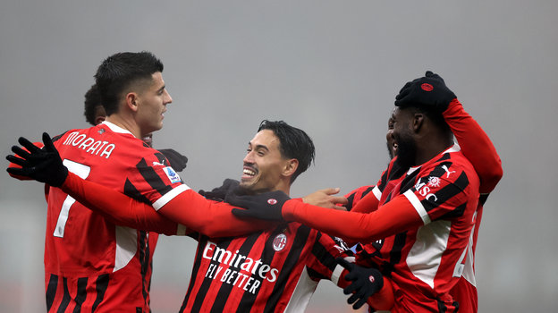 Футболисты «Милана» радуются голу в ворота «Эмполи».