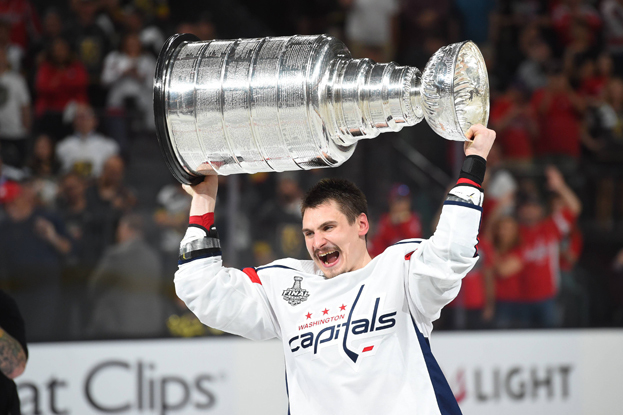 Дмитрий Орлов с Кубком Стэнли в 2018 году. Хоккеист Дмитрий Орлов празднует победу в Кубке Стэнли в 2018 году