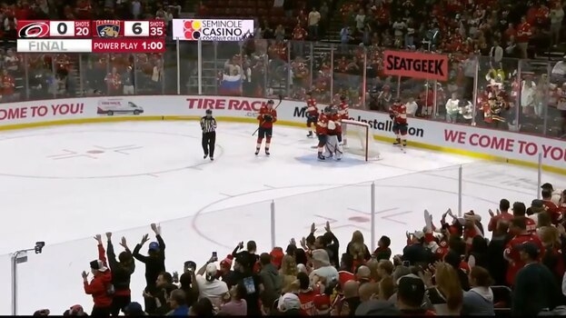 Российский флаг на матче «Флорида» — «Каролина».