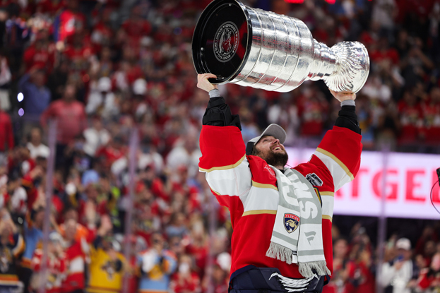 Сергей Бобровский празднует победу в Кубке Стэнли в 2024 году. Хоккеист «Флориды» Сергей Бобровский празднует победу в Кубке Стэнли в 2024 году.