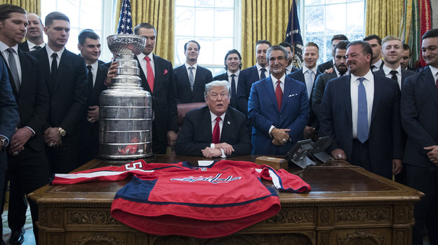 Хоккеисты «Вашингтона» на приеме у Дональда Трампа после победы в Кубке Стэнли в 2018 году. Хоккеисты «Вашингтона» на приеме у президента США Дональда Трампа после победы в Кубке Стэнли в 2018 году