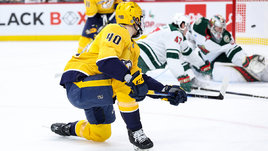 Хоккеист Федор Свечков забивает первый гол в НХЛ в матче «Миннесота» — «Нэшвилл» (3:2 ОТ) 1 декабря в городе Сент-Пол (США)