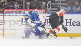 Хоккеист Матвей Мичков забивает шайбу в ворота Джордана Биннингтона в матче НХЛ «Сент-Луис» — «Филадельфия» (2:3 ОТ). 1 декабря. Сент-Луис.