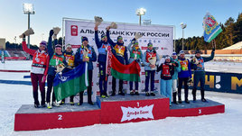 Награждение победителей и призеров смешанной эстафеты на этапе Кубка России по биатлону в Ханты-Мансийске.