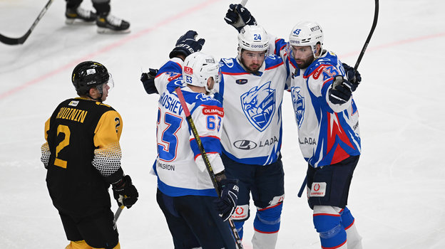 Хоккеисты «Лады» Евгений Грошев, Рафаэль Бикмуллин и Алексей Ожгихин.