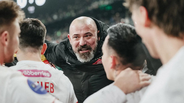 Главный тренер «Спартака» Деян Станкович поздравляет свою команду с победой в матче против «Краснодара» (0:3).. Главный тренер «Спартака» Деян Станкович поздравляет свою команду с победой в матче против «Краснодара» (0:3)..