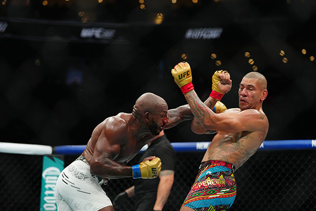 Алекс Перейра (справа) против Халила Раунтри. Алекс Перейра (справа) против Халила Раунтри.