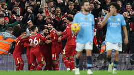 Футболисты «Ливерпуля» радуются победе в матче против «Манчестер Сити» (2:0).