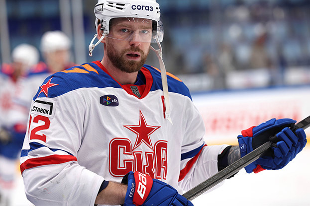 Нападающий СКА Евгений Кузнецов. Нападающий СКА Евгений Кузнецов.