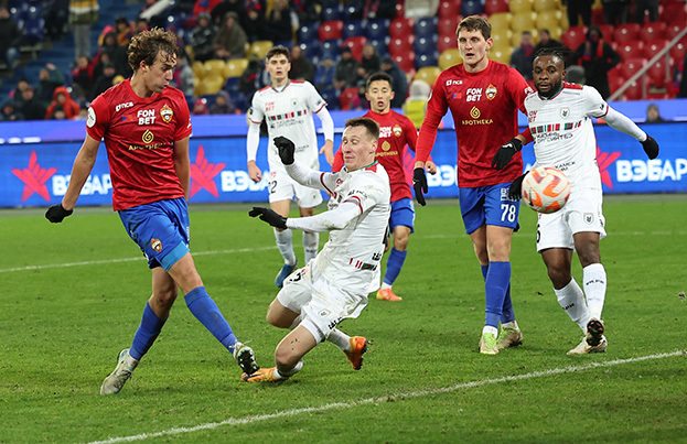 Матвей Лукин (слева) забивает второй гол в матче ЦСКА — «Рубин» (2:2). Матвей Лукин забивает второй гол в матче ЦСКА — «Рубин» (2:2).