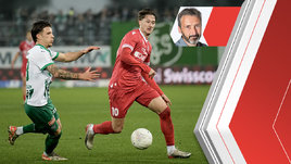 Антон Миранчук против Гюго Вандермерша в матче «Сьон» — «Санкт-Галлен».