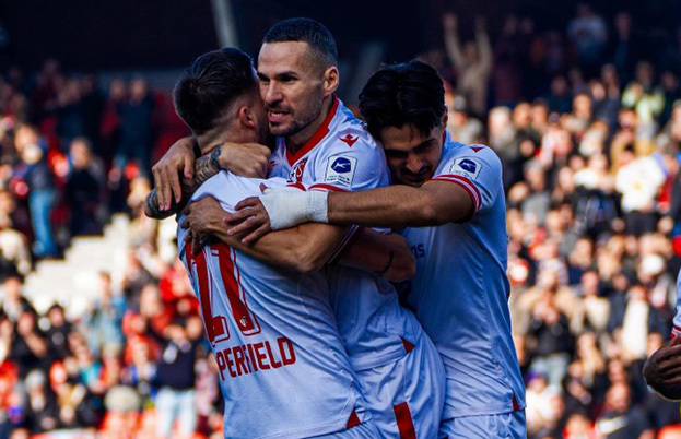 Футболист «Сьона» празднуют победу в матче против «Люцерна». Футболист «Сьона» празднуют победу в матче против «Люцерна».