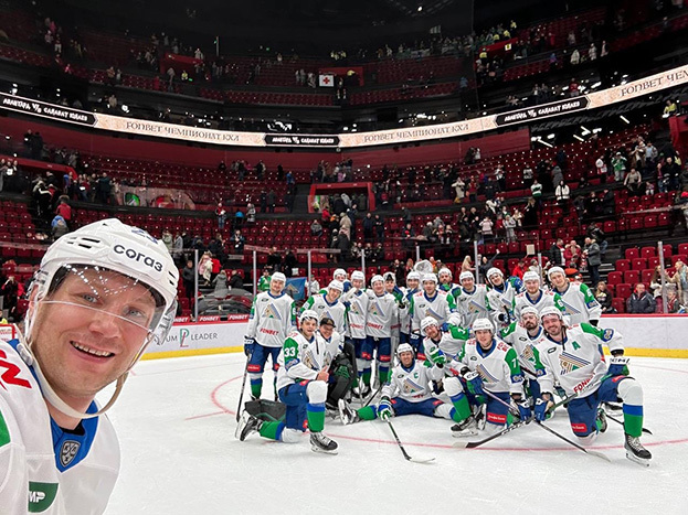 Форвард «Салавата Юлаева» Евгений Тимкин (слева) делает селфи с таварищами по команде. Форвард «Салавата Юлаева» Евгений Тимкин (слева) делает селфи с таварищами по команде.