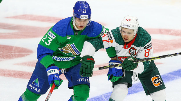Форвард «Салавата Юлаева» Евгений Тимкин (слева) против Вадима Шипачёва в матче против «Ак Барса». Форвард «Салавата Юлаева» Евгений Тимкин (слева) против Вадима Шипачёва в матче против «Ак Барса».