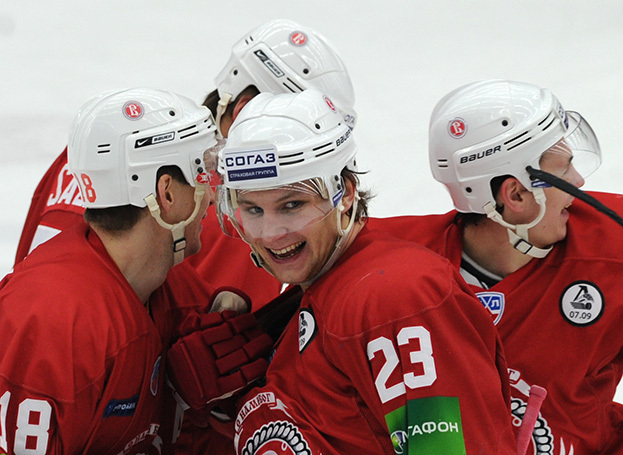 Нападающий «Витязя» Евгений Тимкин (№23) с товарищами по команде. Нападающий «Витязя» Евгений Тимкин (№23) с товарищами по команде. 2011 год