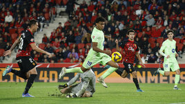 Победы вернулись к «Барселоне» вместе с Ямалем, «Байер» выбил «Баварию» после удаления Нойера, ван Нистелрой реанимировал «Лестер»