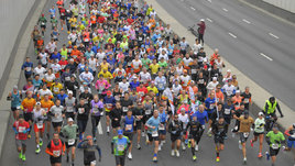 Участники Московского марафона-2024 на улице Москвы