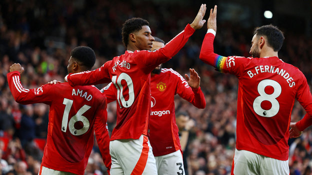 Маркус Рашфорд и Бруну Фернандеш празднуют гол в матче «Манчестер Юнайтед» — «Эвертон». Маркус Рашфорд и Бруну Фернандеш празднуют гол в матче «Манчестер Юнайтед» — «Эвертон». 1 декабря 2024 года. Манчестер