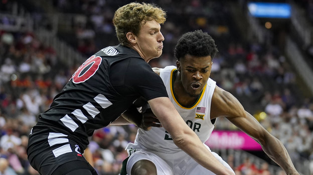 Виктор Лахин и Ив Мисси. Баскетболисты Виктор Лахин и Ив Мисси в матче «Цинциннати» — «Бэйлор Беарз»