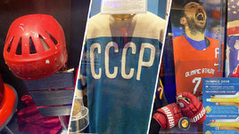 Шлем Александра Якушева, свитер Всеволода Боброва и краги Ильи Ковальчука в Зале хоккейной славы в Торонто (Канада)