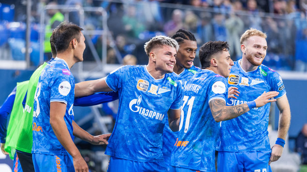 Андрей Мостовой радуется голу в ворота «Локомотива» вместе с футболистами «Зенита».