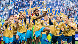 Футболисты «Зенита» празднуют победу в чемпионате России в 2024 году