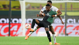 Футболисты Джон Кордоба и Жерзино Ньямси в матче РПЛ «Локомотив» — «Краснодар» (0:3). 1 сентября. Москва.