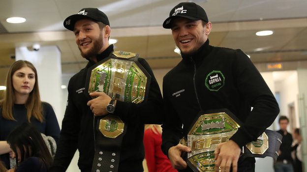 Умар Нурмагомедов (справа) и Тагир Уланбеков. Бойцы ММА Тагир Уланбеков и Умар Нурмагомедов