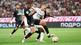 Диего Коста и Лукас Оласа против Сергея Пиняева (в центре) в матче РПЛ «Локомотив» — «Краснодар» (0:3). 1 сентября. Москва