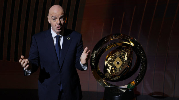 Джанни Инфантино и трофей клубного чемпионата мира.