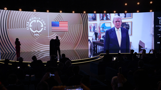 Дональд Трамп во время включения.