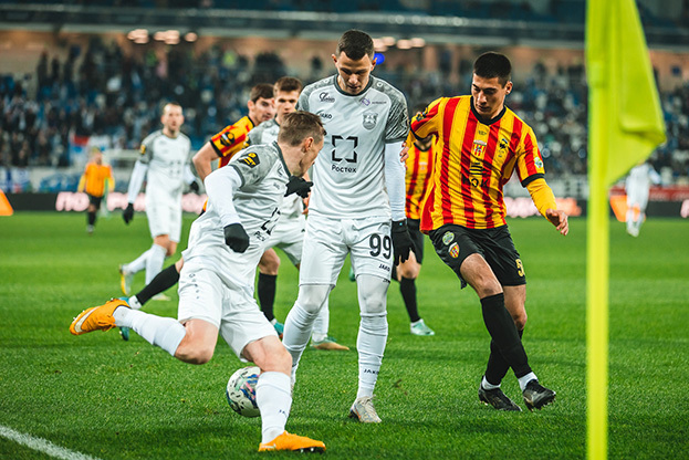 Нападающий «Балтики» Виталий Лисакович (№99) в матче против «Алании» (0:2). Нападающий «Балтики» Виталий Лисакович (№99) в матче против «Алании» (0:2).