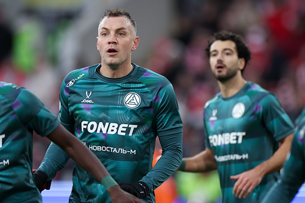 Нападающий «Акрона» Артем Дзюба. Нападающий «Акрона» Артем Дзюба.