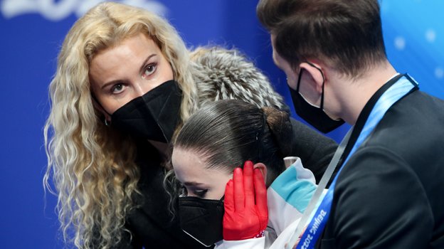 Этери Тутберидзе, Камила Валиева и Даниил Глейхенгауз на Олимпиаде-2022.