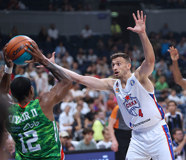 Защитник ЦСКА Алекса Аврамович (№4) в матче против УНИКС (Казань) (87:72). Защитник ЦСКА Алекса Аврамович (№4) в матче против УНИКС (Казань) — (87:72) 14 сентября