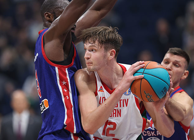Кирилл Елатонцев (№12) в матче ЦСКА — «Локомотив — Кубань» (105:95). Кирилл Елатонцев (№12) в матче ЦСКА — «Локомотив — Кубань» — (105:95) 11 сентября