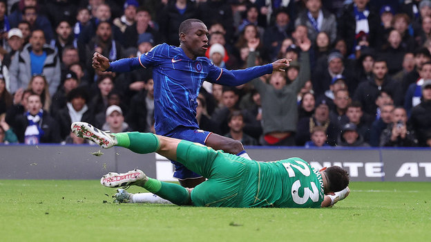 Николас Джексон против Эмилиано Мартинеса в матче «Челси» — «Астон Вилла» (3:0). Николас Джексон против Эмилиано Мартинеса в матче «Челси» — «Астон Вилла» (3:0)