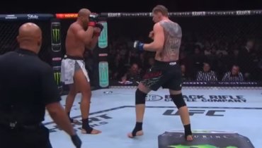 Сирил Ган и Александр Волков во время боя UFC 310.