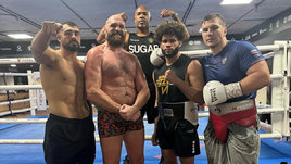 Алексей Дронов, Алексис Баррьер, Шугар Хилл Стюард и Фернели Фелиз-младший помогают Тайсону Фьюри готовиться к бою с Александром Усиком