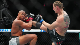 Бойцы ММА Сирил Ган и Александр Волков во время боя UFC 310