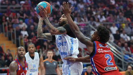 Баскетболисты Ксавьер Мун и Каспер Уэйр в матче ЦСКА — «Зенит» СПб (83:77). 13 октября. Москва.