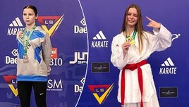 Каратистки Мария Гнесь и Вероника Гашникова на церемонии награждения призеров турнира Karate 1 Youth League в Венеции.