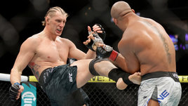 Бойцы ММА Александр Волков и Сирил Ган во время боя UFC 310, 7 декабря 2024, Лас-Вегас