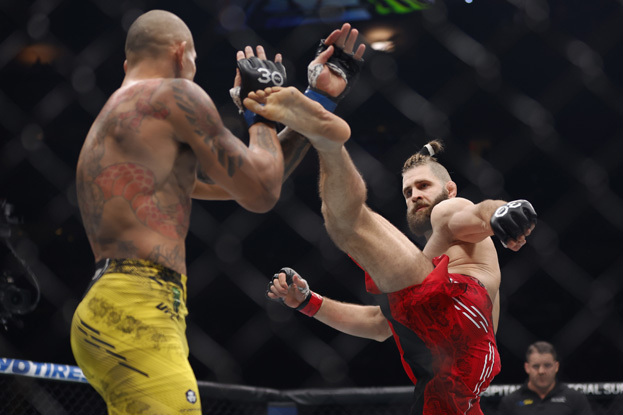 Иржи Прохазка (справа) и Алекс Перейра. Бойцы ММА Алекс Перейра и Иржи Прохазка. 11 ноября 2023 года. Нью-Йорк