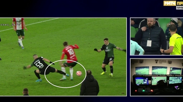 «Краснодар» — «Локомотив»: фол Александра Черникова на Дмитрии Воробьеве.