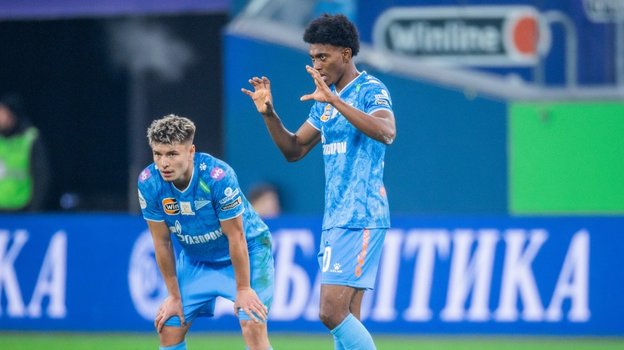 Андрей Мостовой и Матео Кассьерра. Футболисты «Зенита» Андрей Мостовой и Матео Кассьерра