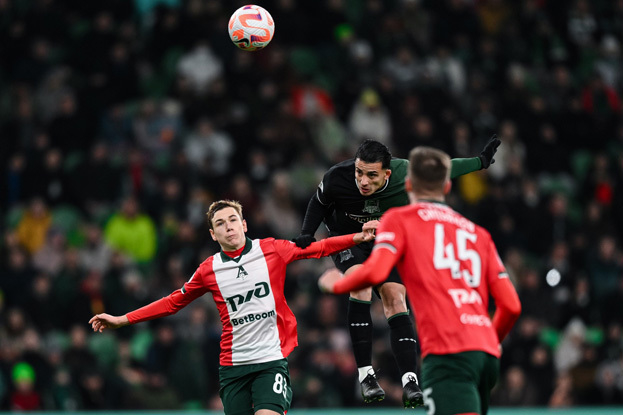 Алексей Батраков и Кевин Кастаньо. Футболисты Алексей Батраков и Кевин Кастаньо в матче РПЛ «Краснодар» — «Локомотив» (0:0). 8 декабря. Краснодар