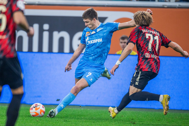 Александр Соболев и Дмитрий Пестряков. Футболисты Александр Соболев и Дмитрий Пестряков в матче РПЛ «Зенит» — «Акрон»