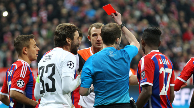 Александр Кучер получает красную карточку в матче «Бавария» — «Шахтер».